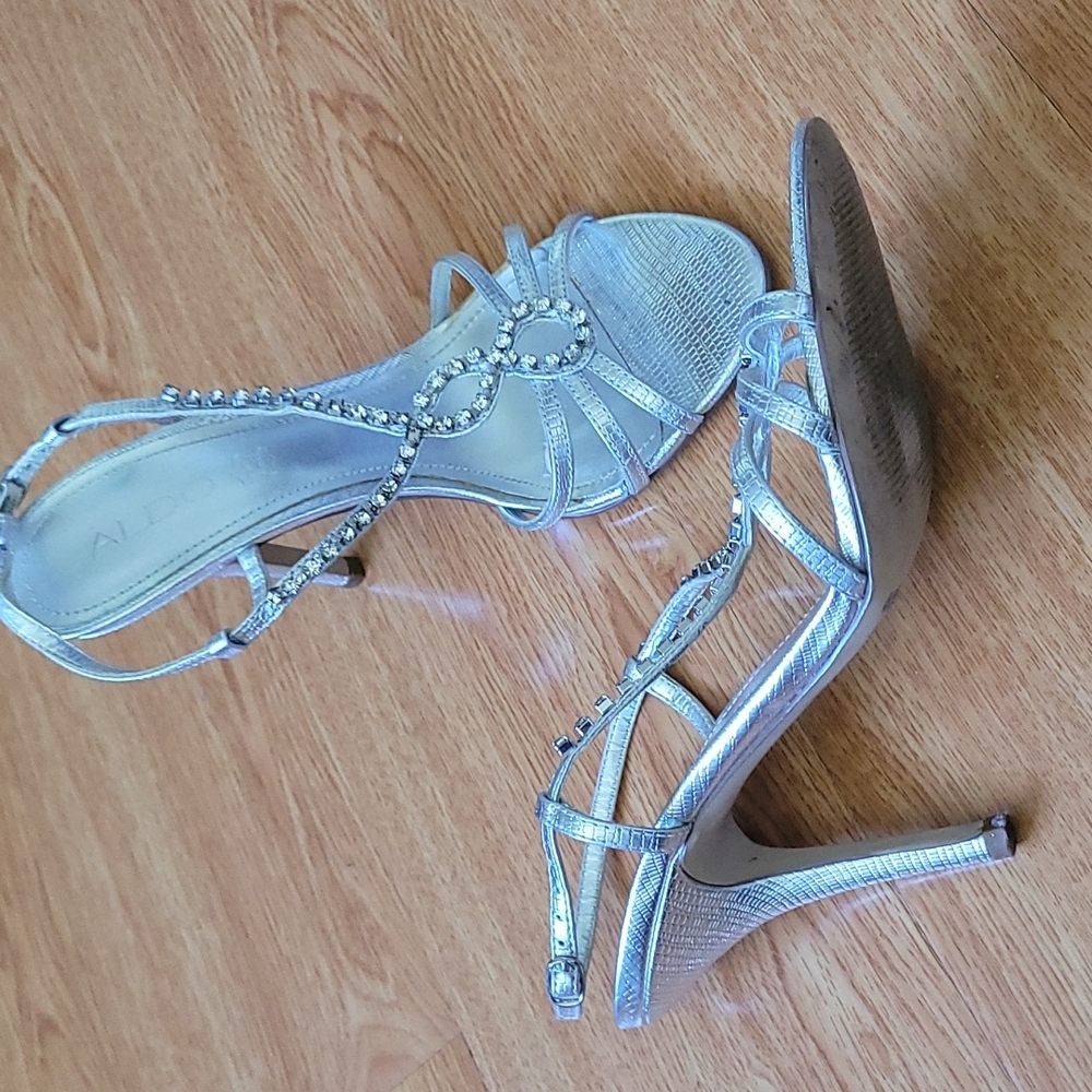 Silver Heels - Picture 2 of 3